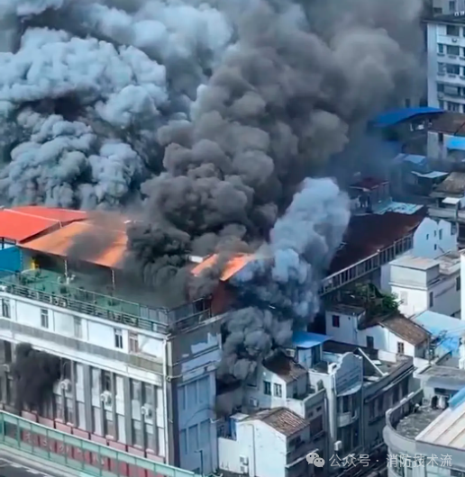 威海廣州荔灣區(qū)開展批發(fā)市場消防整治工作之際，龍城服裝城起火致一人亡！